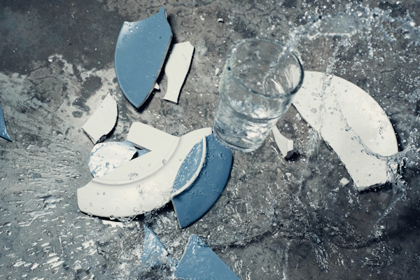 Falling plate and water glass